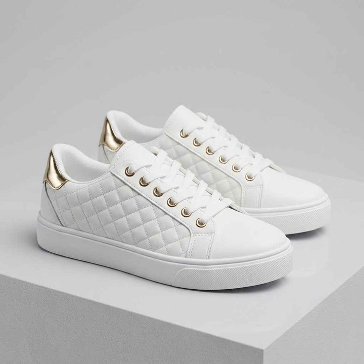 Wygodne Sneakersy Damskie z Pikowaniem i Metaliczną Wstawką na Pięcie