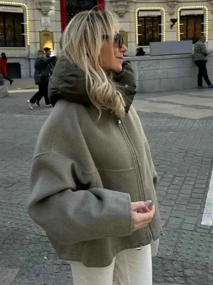 Stylowa kurtka damska z kapturem o swobodnym kroju oversize