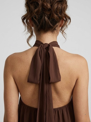 Zwiewna sukienka mini halter z warstwowymi falbanami
