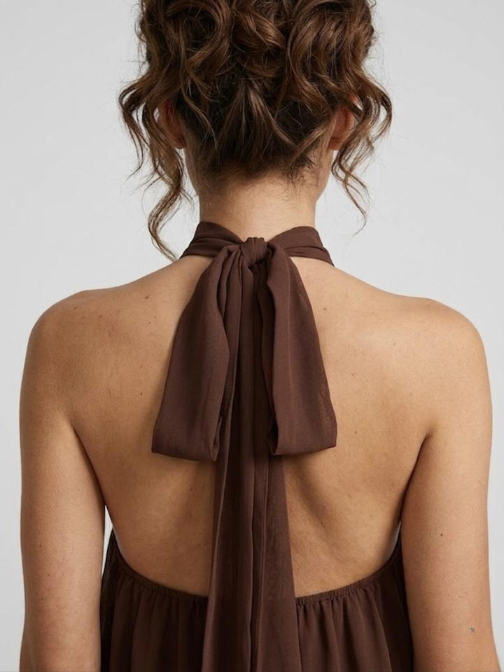Zwiewna sukienka mini halter z warstwowymi falbanami