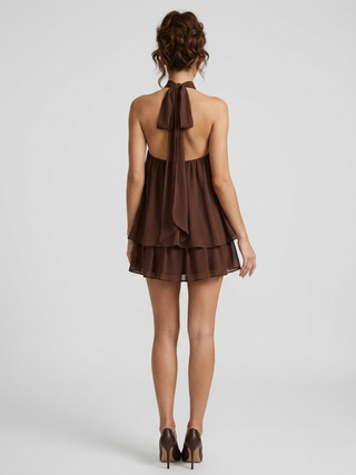Zwiewna sukienka mini halter z warstwowymi falbanami