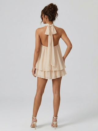 Zwiewna sukienka mini halter z warstwowymi falbanami