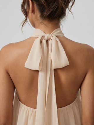 Zwiewna sukienka mini halter z warstwowymi falbanami