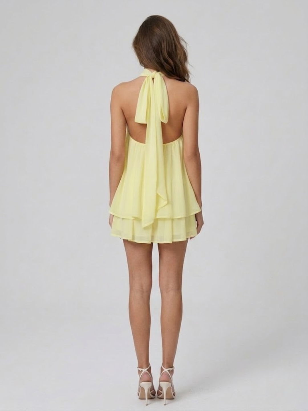 Zwiewna sukienka mini halter z warstwowymi falbanami