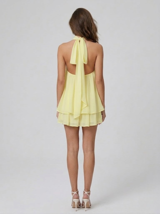 Zwiewna sukienka mini halter z warstwowymi falbanami