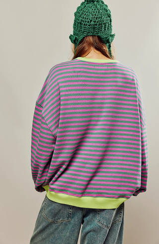 Wyrazisty sweter damski w paski o luźnej sylwetce oversize