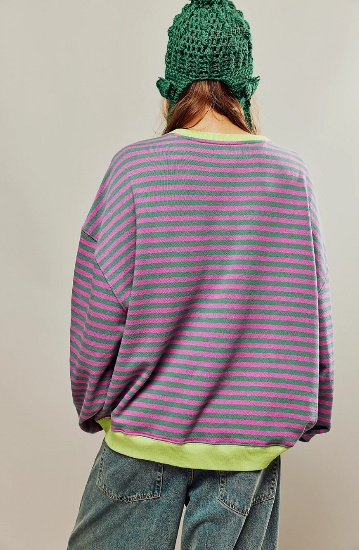 Wyrazisty sweter damski w paski o luźnej sylwetce oversize
