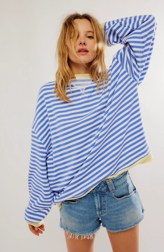 Wyrazisty sweter damski w paski o luźnej sylwetce oversize