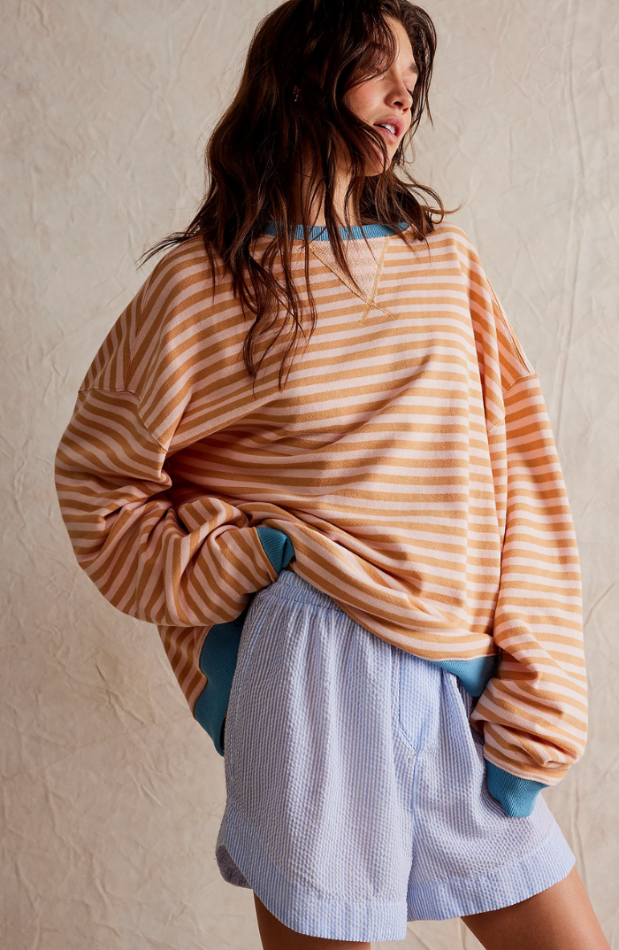 Wyrazisty sweter damski w paski o luźnej sylwetce oversize