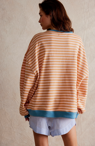 Wyrazisty sweter damski w paski o luźnej sylwetce oversize