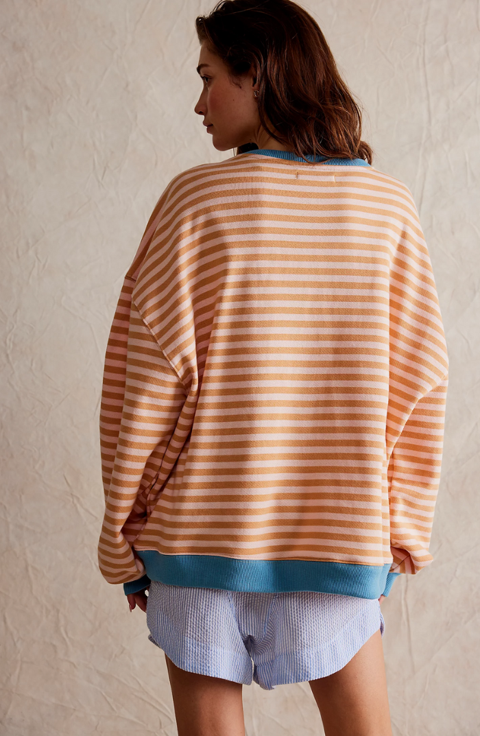 Wyrazisty sweter damski w paski o luźnej sylwetce oversize