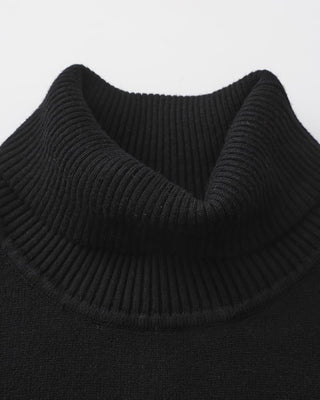 Stylowy sweter męski z golfem o smukłej linii i wysokim kołnierzu