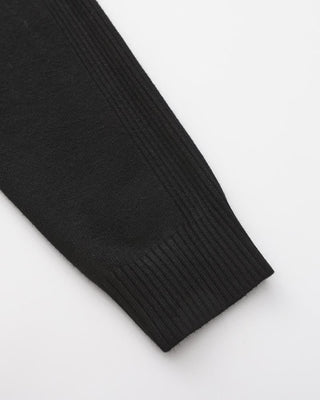 Stylowy sweter męski z golfem o smukłej linii i wysokim kołnierzu